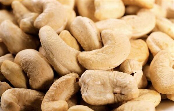 cashew nut shelling machine or cashew hulling machine
